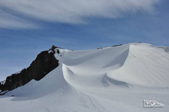 Rochedos cobertos pela neve em Turret Point, em King George Island, na Antártida